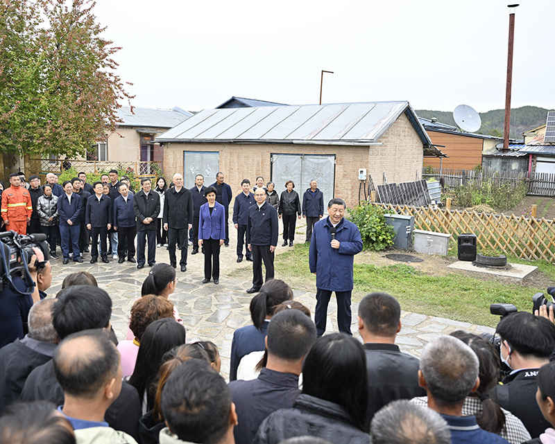 9月6日至8日，中共中央總書記、國家主席、中央軍委主席習(xí)近平在黑龍江考察。這是6日下午，習(xí)近平在大興安嶺地區(qū)漠河市北極村考察時，同當(dāng)?shù)厝罕娪H切交流。