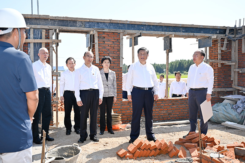 9月6日至8日，中共中央總書記、國家主席、中央軍委主席習(xí)近平在黑龍江考察。這是7日上午，習(xí)近平在遭受洪澇災(zāi)害的哈爾濱尚志市老街基鄉(xiāng)龍王廟村，察看水毀房屋重建情況。